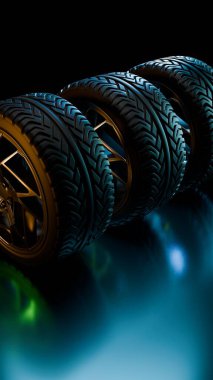 Altın alaşımlı jantları olan üç araba tekerleği karamsar mavi ışıkla aydınlatılan parlak siyah yansıtıcı bir yüzeye istiflenmiş ve şık bir otomotiv konsepti yaratıyor.