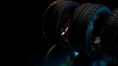 Koyu yeşil ve mavi ışıklı, parlak bir yüzeyde duran altın alaşımlı jantlı siyah lastikler dramatik bir otomotiv sahnesi yaratıyor.