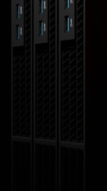 Metalik detayları ve aydınlatılmış ışıkları gösteren bir ISP sunucu rafının dikey görüntüsü. Profesyonel teknoloji donanımı IT tasarım kavramları için siyah arkaplan üzerinde izole edilir.