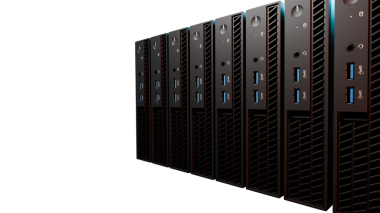 Siyah kaplamalı ve şeffaf arkaplanda parlayan mavi portlu fütüristik sunucu sırasının 3 boyutlu çizimi. IT ve bulut altyapısı kesme görüntüleri için ideal.