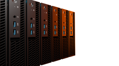 Şeffaf arkaplan üzerinde detaylı ön paneller ve turuncu ışık efektleri bulunan 3D fütürist sunucular. IT ve teknoloji temaları için temiz kesit tasarımı.