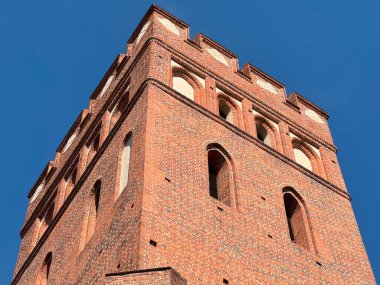 14. yüzyıldan kalma, Avrupa 'da 1370 yılında yapılmış kırmızı tuğladan yapılmış bir gotik kilise kulesinin alçak açılı görüntüsü. Dini tarih ve ortaçağ mimari tarzının sembolü.