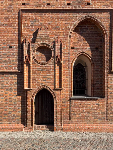 1370 yılında Avrupa 'da inşa edilen gotik tuğla kilisenin ön cephe manzarası, ayrıntılı kemerli giriş ve mimari süslemeleri gösteriyor. Tarihi Katolik simgesi..