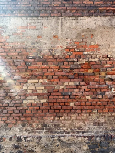 Kırmızı tuğlalı duvar, görünür güneş ışığı ve mercek parlaklığı kontrastı ekliyor. Yıpranmış yüzey kentsel grunge vurgular ve arkaplan veya tasarım için doğal telif alanı sağlar.