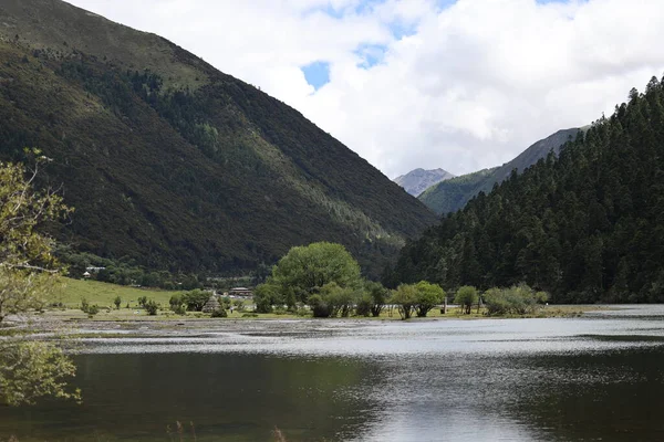 Alp gölü, yeşil çayırlar ve orman yamaçlarının yer aldığı manzaralı ekolojik turizm, gezginleri el değmemiş doğayı keşfetmeye ve sürdürülebilir açık hava maceralarını kucaklamaya davet ediyor.