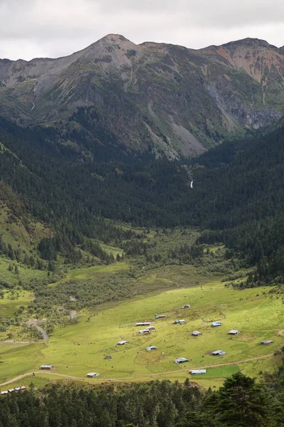 Engebeli dağların eteklerindeki yeşil vadi köyü, manzarayı noktalayan küçük kırsal evler, sürdürülebilir yaşam tarzını, kırsal yaşam tarzını ve el değmemiş yabanda eko turizmini ön plana çıkarıyor.