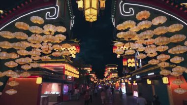 Aydınlatılmış fenerler, turistlerin ve yerlilerin festival ışıkları altında yürüdüğü ve Çin festivallerinin ruhunu yakaladıkları bir gece pazarı caddesini süslüyor. 