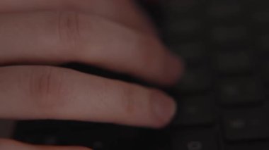 Klavyedeki tuşlara basan parmaklar makro görüntüsü, veri girişi, çevrimiçi çalışma, programlama, finansal ticaret ve dijital iletişimi temsil ediyor