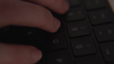 Klavyedeki elle detaylı çekim, çevrimiçi iletişim, programlama, ofis işi, siber güvenlik ve iş verimliliğini temsil ediyor