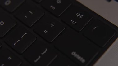 Bilgisayar silme düğmesinin makro görünümü, dosyaları, veri gizliliğini, çevrimiçi güvenliği, üretkenliği ve dijital çalışma alanını temsil eden