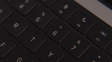 Kirli dizüstü bilgisayarın tozla kaplı makro görüntüsü, ihmal, ofis ekipmanları, dijital çalışma alanı hijyeni ve teknolojik detaylar.