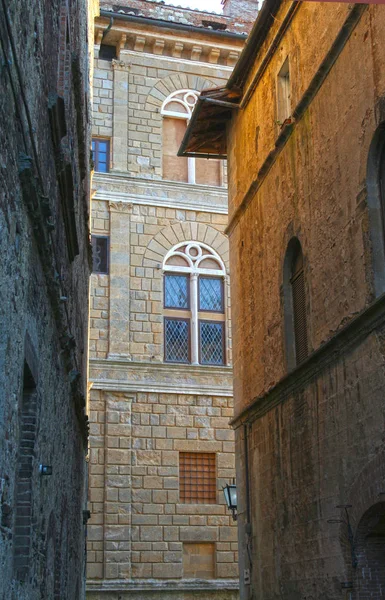 ピエンツァ イタリアのピッコロミニ宮殿のルネッサンス様式のファサード — ストック写真
