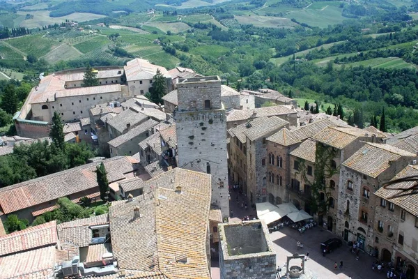 San Gimignano, İtalya - 28/07/2011 - eski şehir ve onun kulelerinin kırsal görünümü