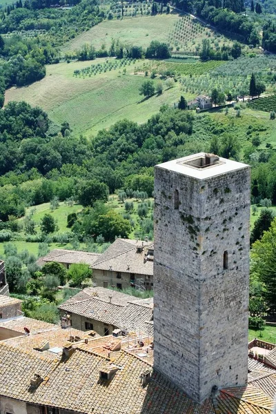 San Gimignano, İtalya - 28/07/2011 - eski şehir ve onun kulelerinin kırsal görünümü