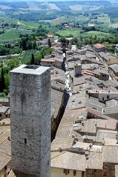 San Gimignano, İtalya - 28/07/2011 - eski şehir ve onun kulelerinin kırsal görünümü