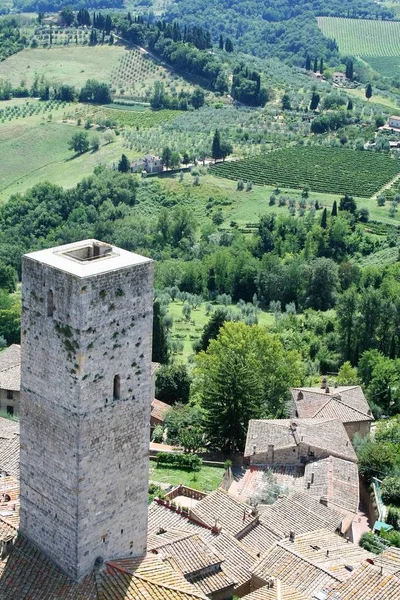 San Gimignano, İtalya - 28/07/2011 - eski şehir ve onun kulelerinin kırsal görünümü