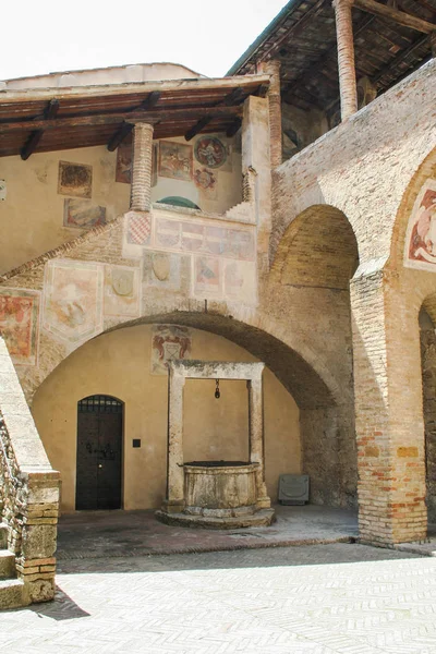 Medieval Courtyard Well San Gimignano Tuscany Italy — Stock Photo, Image