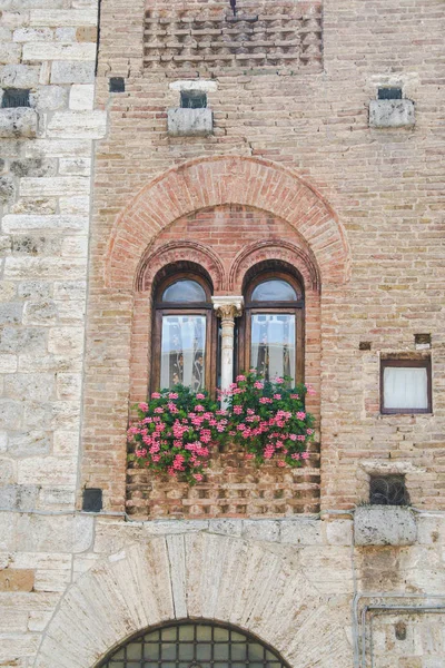 Mullioned Venster Met Bloemen Een Gebouw San Gimignano Toscane Italië — Stockfoto