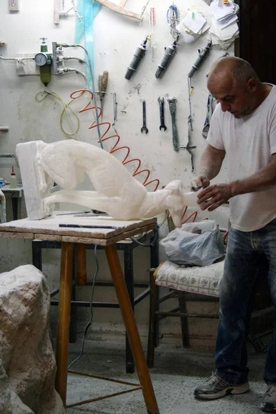 Volterra Italia 2018 Scultore Lavoro Nel Suo Laboratorio — Foto Stock