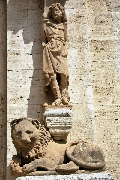 Scultura Sull Antica Facciata Della Collegiata San Quirico Orcia Toscana — Foto Stock