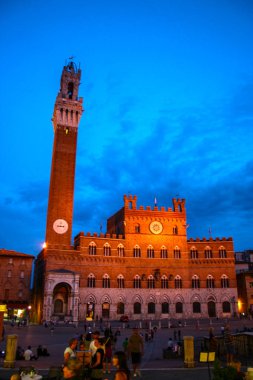 Siena - İtalya - 02/08/2018 üzerinde-Piazza del Campo ve Ortaçağ Palazzo pubblico geceleri 