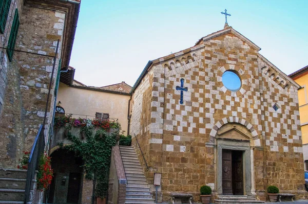 イタリア シエナ県の抱かれたとするトレクアンダ小さな教会 — ストック写真