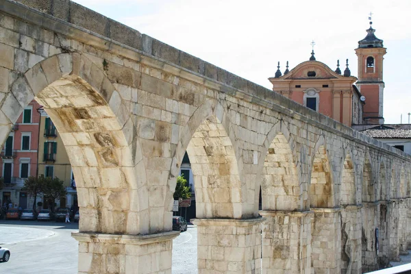 Sulmona Sierpień 2011 Średniowieczny Akwedukt Garibaldi Square — Zdjęcie stockowe