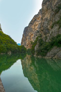 Furlo Gorge Kuzey Le Marche Bölgesi Antik Roma Via Flaminia yolda. Bu etkileyici jeolojik oluşumu için derin renk ünlü suları nehrin Candigliano kurdu.