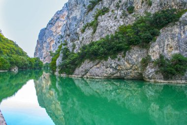 Furlo Gorge Kuzey Le Marche Bölgesi Antik Roma Via Flaminia yolda. Bu etkileyici jeolojik oluşumu için derin renk ünlü suları nehrin Candigliano kurdu.