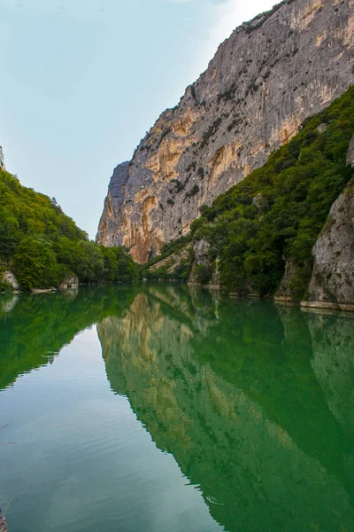 Furlo Gorge Kuzey Le Marche Bölgesi Antik Roma Via Flaminia yolda. Bu etkileyici jeolojik oluşumu için derin renk ünlü suları nehrin Candigliano kurdu.