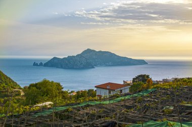 Bir Massa Lubrense ve sorrento'nın Yarımadası ve Körfez, peyzaj ada Capri Napoli, İtalya