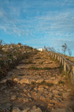 Massa Lubrense Sorrento'nın Yarımadası'nda, San Costanzo Dağı üzerinde küçük kilise