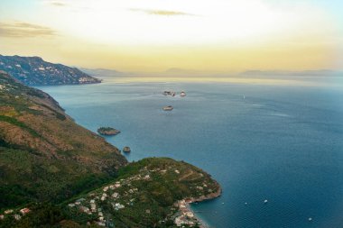 Sorrento yarımadası ve körfezi manzarası, Napoli, İtalya