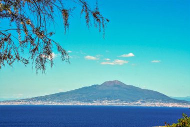 Napoli Körfezi ve Sorrento görülen Vezüv Yanardağı