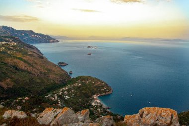 Sorrento yarımadası ve körfezi manzarası, Napoli, İtalya