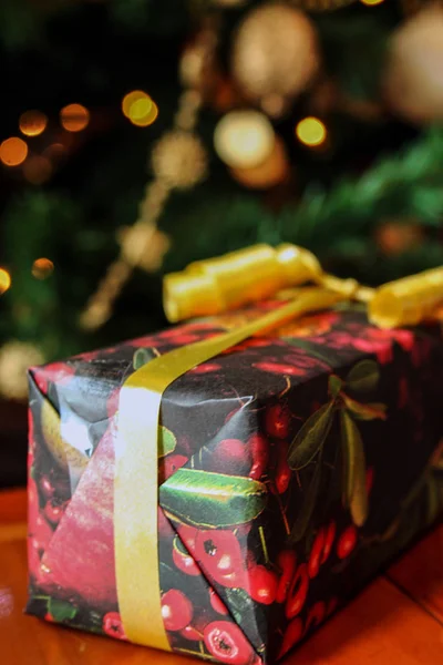 Geschenk Unter Dem Weihnachtsbaum — Stockfoto