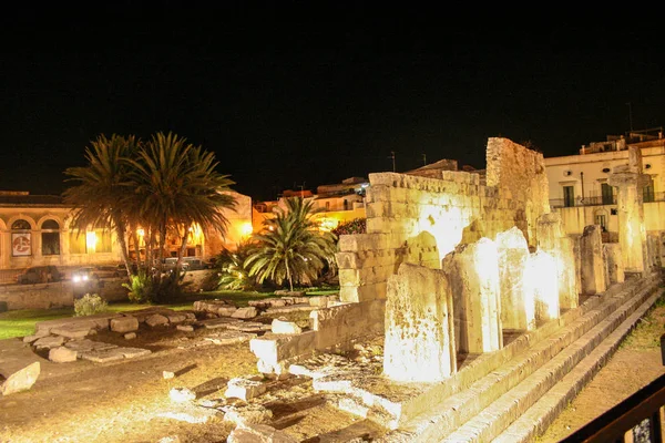 阿波罗神庙在夜间 Otigia 岛在锡拉库扎 意大利 — 图库照片