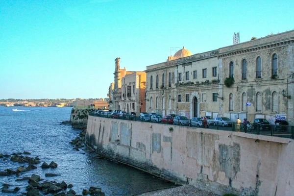 Siracusa Italia Agosto 2010 Vista Isla Ortigia Rodeada Antiguas Murallas — Foto de Stock