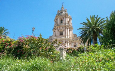 Saint George Modica, yaz, Sicilya, İtalya için yemyeşil bitki örtüsü ile çevrili adlı Barok Katedrali 