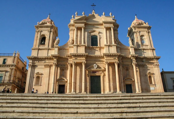 在诺托 意大利 巴洛克式的圣尼古拉斯大教堂与新古典主义圆顶 — 图库照片