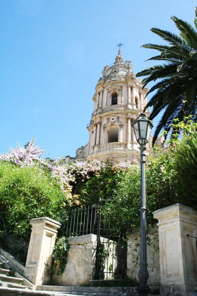 Barokk Katedrális Szent György Modica Körülvéve Buja Lombozat Nyári Szicília — Stock Fotó