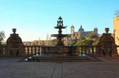 rinascimental Belediye Viterbo bir çeşme ve arka plan üzerinde şehir merkezinin manzara ile avlu