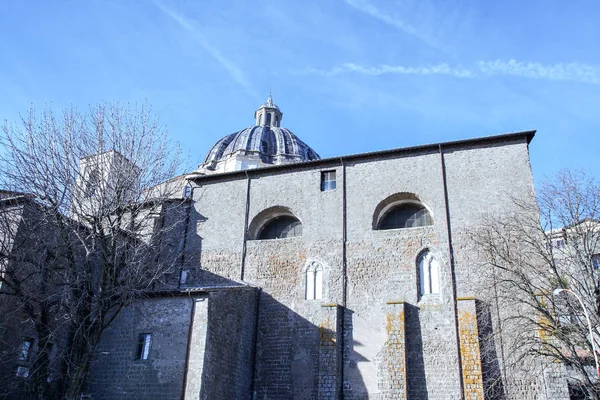 意大利拉齐奥博尔塞纳湖上的蒙特菲亚斯科内大教堂 — 图库照片