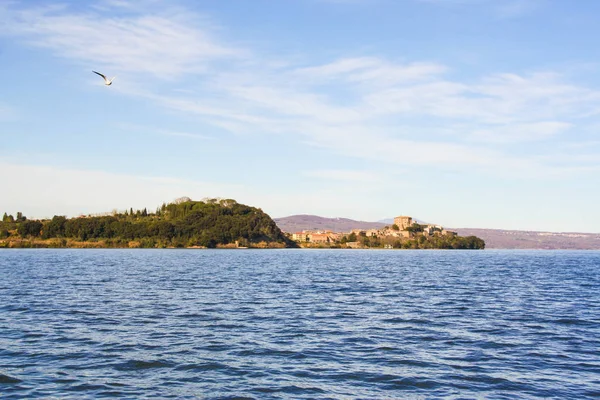 Pohled Capodimonte Marta Vesnice Jezero Bolsena Lazio Itálie — Stock fotografie