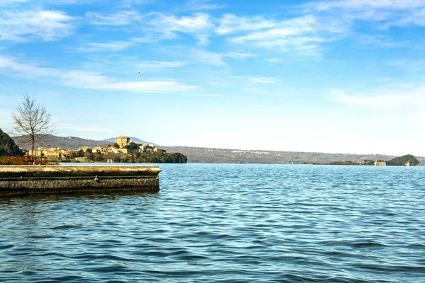 Vista Del Capodimonte Desde Pueblo Marta Sobre Lago Bolsena Lazio —  Fotos de Stock