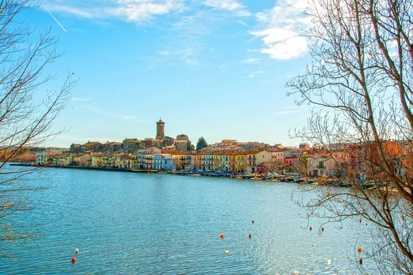 Zicht Van Burg Van Marta Bolsena Vijver Lazio Italië — Stockfoto