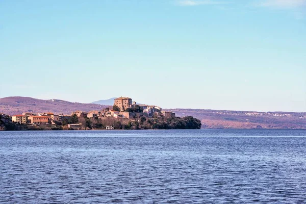 Pohled Capodimonte Marta Vesnice Jezero Bolsena Lazio Itálie — Stock fotografie