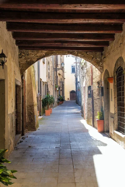Bolsena Gölü, Lazio, İtalya Marta balıkçılar Burg pitoresk caddeleri,
