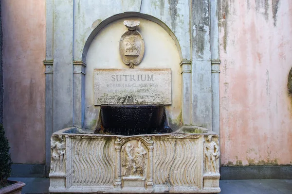 Vecchia Fontana Scolpita Sutri Lazio Italia — Foto Stock