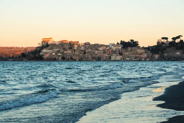 Θέα Της Γραφικής Πόλης Anguillara Sabazia Στη Λίμνη Bracciano Ρώμη — Φωτογραφία Αρχείου